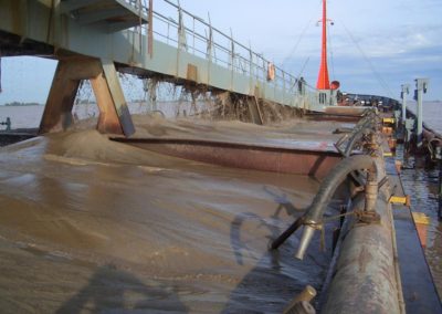 Proceso de extracción y carga de arena