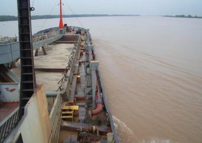 Proceso de extracción y carga de arena