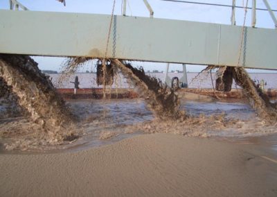 Proceso de extracción y carga de arena