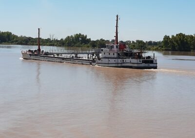 Buque en el Río Paraná